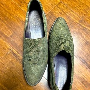 Donald Pliner green glittery paisley with metallic leather.  7.5 good condition